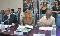 Lundi 19 mars 2012 - Signature de convention entre la Région et le TCO (Photo D.R)