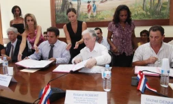 Mardi 20 mars 2012 - Signature de convention entre la Région et la commune de la Possession (photo D.R)