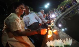 Mercredi 21 Mars 2012

Recueillement au Barachois photo Philippe Boyer pour imaz press