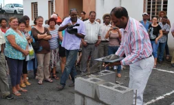 Jeudi 22 mars 2012 - Pose de la première pierre du chantier de réhabilitation et d'extension de la maison de quartier du Plate (photo D.R)