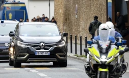 La voiture de l'ancien président Nicolas Sarkozy quitte la prison de la Santé à Paris le 10 novembre 2025