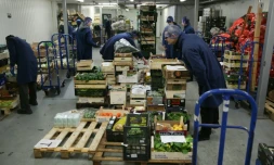 Préparation de caisses de fruits et légumes dans l'entrepôt de Natoora, dans le sud de Londres, le 5 décembre 2018