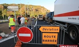 La route du littoral est totalement fermée à la circulation en raison d'un éboulis dans les voies réduites (Photo archives)