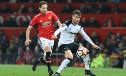 Le néerlandais Daley Blind, en rouge sous le maillot de Manchester United, lors d'un match de FA Cup contre le club de Derby County, le 5 janvier 2018 au stade d'Old Trafford