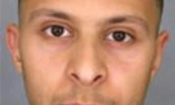Portrait fourni le 15 novembre 2015 dans le cadre d'un appel à témoins lancé par la police française montrant Salah Abdeslam, seul membre encore en vie des commandos jihadistes du 13 novembre 2015