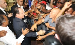 Samedi 31 mars 2012 - Présidentielle - Bain de foule pour François Hollande au parc des expositions de Saint-Denis