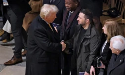 Le président américain élu Donald Trump (g) serre la main du président ukrainien Volodymyr Zelensky à l'intérieur de Notre-Dame de Paris, avant le début de la cérémonie marquant la réouverture officielle de la cathédrale, le 7 décembre 2024 à Paris
