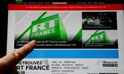 L'annonce par RT France de la suspension de sa diffusion, sur un écran, le 2 mars 2022 à Paris