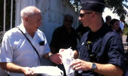 Le professeur d'histoire géographie Jacques Delpech a été empéché, le 4 avril 2012, de brandir sa pancarte à l'occasion du passage du convoi de Nicolas Sarkozy vers le Domaines des Pierres.