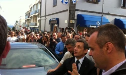 Bains de foule pour Nicolas Sarkozy le 4 avril 2012