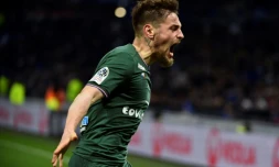 Le défenseur de Saint-Etienne, Mathieu Debuchy, vient de marquer face à Lyon au Parc OL, le 25 février 2018 en championnat de Ligue 1