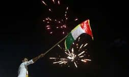 Des kurdes irakiens agitent le drapeau kurde à Erbil (nord) après le vote au référendum d'indépendance, le 25 septembre 2017