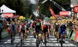 Le Néerlandais Dylan Groenewegen remporte au sprint la 8e étape du Tour de France, le 14 juillet 2018 à Amiens