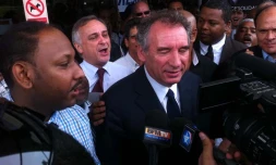 Dimanche 8 avril 2012 - Arrivée de François Bayrou à l'aéroport de Gillot