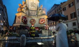 Le pape François en priÚre au pied de la colonne de l'Immaculée conception à Rome le 8 janvier 2020