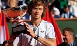 Le Russe Andrey Rublev avec la coupe du vainqueur du Masters 1000 de Monte-Carlo le 16 avril 2023 à Monte-Carlo
