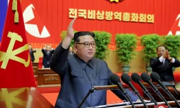 Le dirigeant nord-coréen Kim Jong Un prend la parole pendant une réunion consacrée à la lutte contre l'épidémie, le 10 août 2022 à Pyongyang