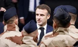 Le président de la République Emmanuel Macron rencontre des soldats français en amont d'un dîner de Noël, le 21 décembre 2023 à Safawi en Jordanie
