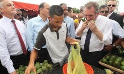 Dimanche 8 avril 2012 - François Bayrou au marché du Chaudron