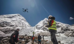 Photo, prise le 11 mai 2025 et diffusée par Airlift Technology, montrant l'utilisation d'un drone gros porteur pour nettoyer les détritus au camp de base de l'Everest, au Népal