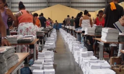 Mercredi 11 avril 2012 - Opération de mise sous pli à la salle polyvalente de Duparc à Sainte-Marie (Photo Émilie Sorres)