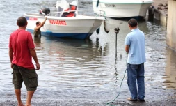 Mercredi 11 avril 2012 - Mise Ă l'abri des embarcations au port de Sainte-Marie (photo www.image-reunion.re)