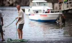Mercredi 11 avril 2012 - Mise Ă l'abri des embarcations au port de Sainte-Marie (photo www.image-reunion.re)