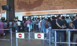 Vendredi 13 avril 2012 - L'aéroport Roland Garros tourne au ralenti suite à une panne d'électricité (photo Samia Omarjee)