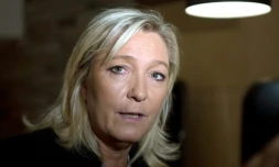 La présidente du Front National Marine Le Pen lors d'une conférence de presse pour annoncer sa candidature aux élections régionales en Nord-Pas-de-Calais/Picardie, le 30 juin 2015 à Arras