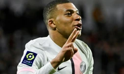 La joie de l'attaquant du Paris Saint-Germain Kylian Mbappé, aprÚs son triplé contre Clermont, lors de la 31e journée de Ligue 1, le 9 avril 2022 au Stade Gabriel-Montpied