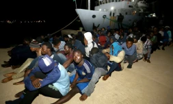 Des migrants attendent sur une base navale à Tripoli, en Libye, après avoir été secourus en Méditerranée, le 24 juin 2018