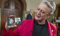 Berit Reiss-Andersen, présidente du comité du prix Nobel de la paix, et les portraits des journalistes Maria Ressa et Dmitry Muratov à Oslo , le 8 octobre 2021