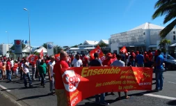 Mardi 24 avril 2012 - Manifestation du secteur automobile devant la concession Cotrans au Chaudron (photo Samia Omarjee)