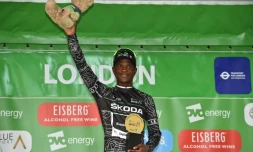 Le coureur Sud-africain Nic Dlamini le 9 septembre 2018 sur le podium après la dernière étape du Tour de Grand Bretagne à Londres (ARCHIVES)