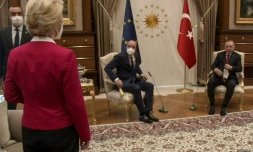 Le président turc Recep Tayyip Erdogan (c) reçoit la présidente de la Commission européenne Ursula von der Leyen (d) et le président du Conseil européen Charles Michel, le 6 avril 2021 à Ankara