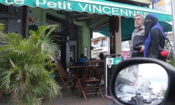 Femme voilée dans les rues de Saint-Denis