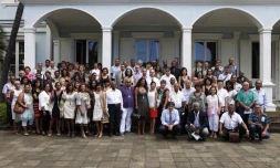 Nassimah Dindar et les élus du conseil général entourés de l'ensemble des récipiendaires des secteurs Est et Nord (Photo Alexandre Riviere - Service Com du Conseil Général)