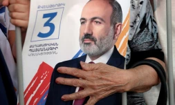 Un document électoral à l'effigie du Premier ministre arménien Nikol Pachinian, à Erevan, le 17 juin 2021