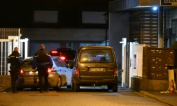 Des gendarmes devant la gendarmerie de Ghyvelde, où un homme s'est présenté en s'accusant de cinq meurtres commis dans l'après-mid, le 14 décembre 2024 dans le Nord