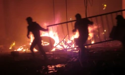 Des manifestants mettent le feu à une permanence électorale à Sucre, le 21 octobre 2019