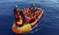 Un "rhib", un canot gonflable du navire "Ocean Viking" des ONG SOS Méditerranée et Médecins sans FrontiÚres (MSF), transporte des migrants récupérés sur un canot de fortune en mer Méditerranée le 12 août 2019.