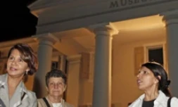 Samedi 19 mai 2012 - Catherine Chane Kune directrice de la culture, Sonia
Ribes conservatrice du Muséum et Nassimah Dindar (photo Bruno Bamba - Service communication)