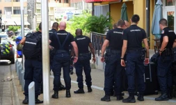 Un groupe de gendarmes, le 13 avril 2016 dans le quartier de Mamoudzou à Mayotte
