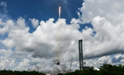 Une fusée de SpaceX transportant la capsule Crew Dragon décolle du Centre spatial Kennedy de la Nasa, en Floride, le 1er août 2025.