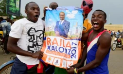 Des partisans du candidat d'opposition Raila Odinga brandissent une affiche de campagne, dans les rues de Kisumu, au Kenya, le 10 août 2017
