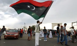 Un homme agite le drapeau libyen, le 7 août 2015 à Benghazi