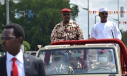 Le gĂ©nĂ©ral Mahamat Idriss DĂ©by Itno (D), prĂ©sident de transition du Tchad, aux cĂŽtĂ© du chef d'Ă©tat-major de l'armĂ©e, le gĂ©nĂ©ral Abakar Abdelkerim Daoud (G) lors des fĂȘtes de l'independance du pays Ă N'Djamena le 11 aoĂ»t 2023