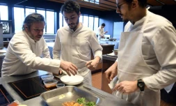 Michel Troisgros et ses fils, Léo et César, dans la cuisine de leur nouveau restaurant à Ouches (Loire), le 15 février 2017