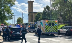 Des policiers et services de secours sur la scène d’une attaque par armes à feu à l’Eglise de l’Annonciation et l'Ecole catholique de Minneapolis, dans le Minnesota, le 27 août 2025 