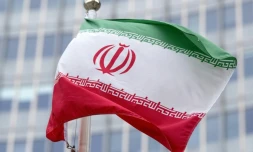 Le drapeau iranien devant le siège de l'AIEA à Vienne, le 20 novembre 2024 en Autriche